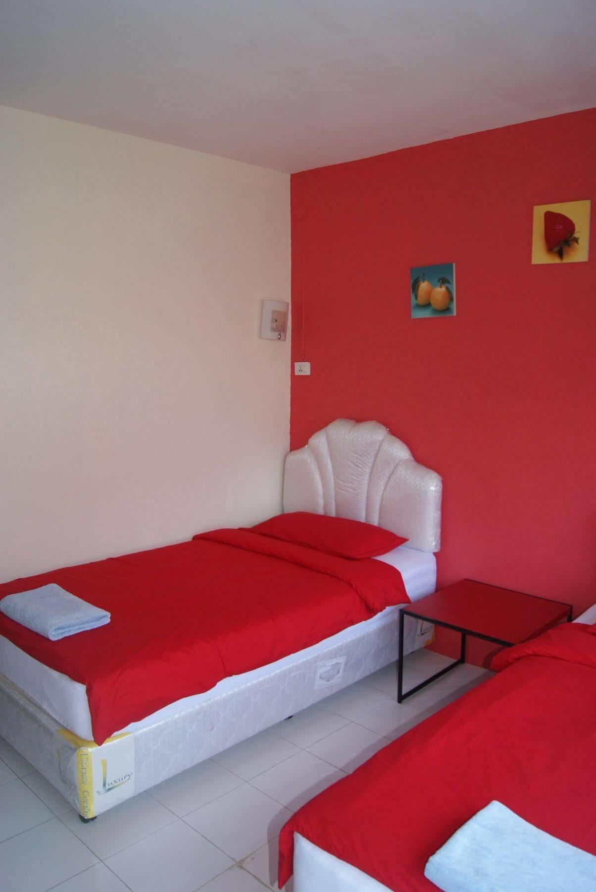 Pineapple Guesthouse Пхукет Экстерьер фото